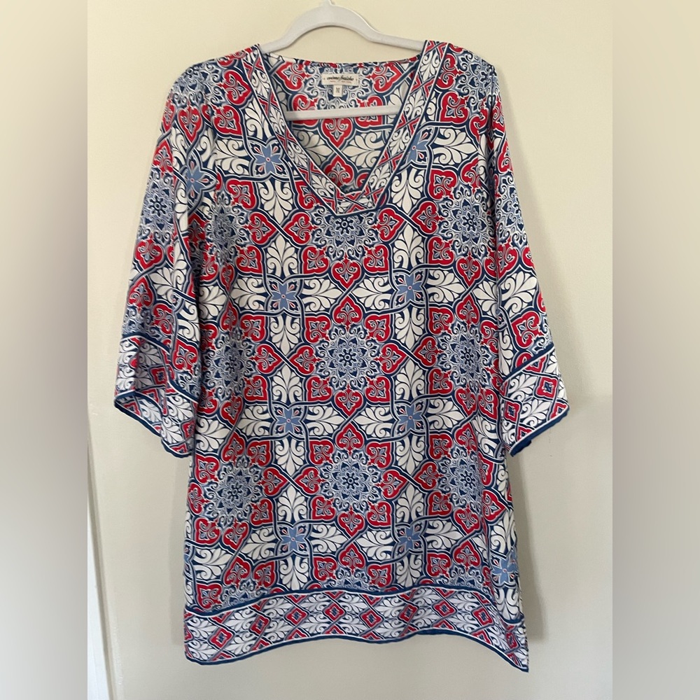 Tunic Ereme,colorful red,, blue and white. Sits below the knee. Size medium.